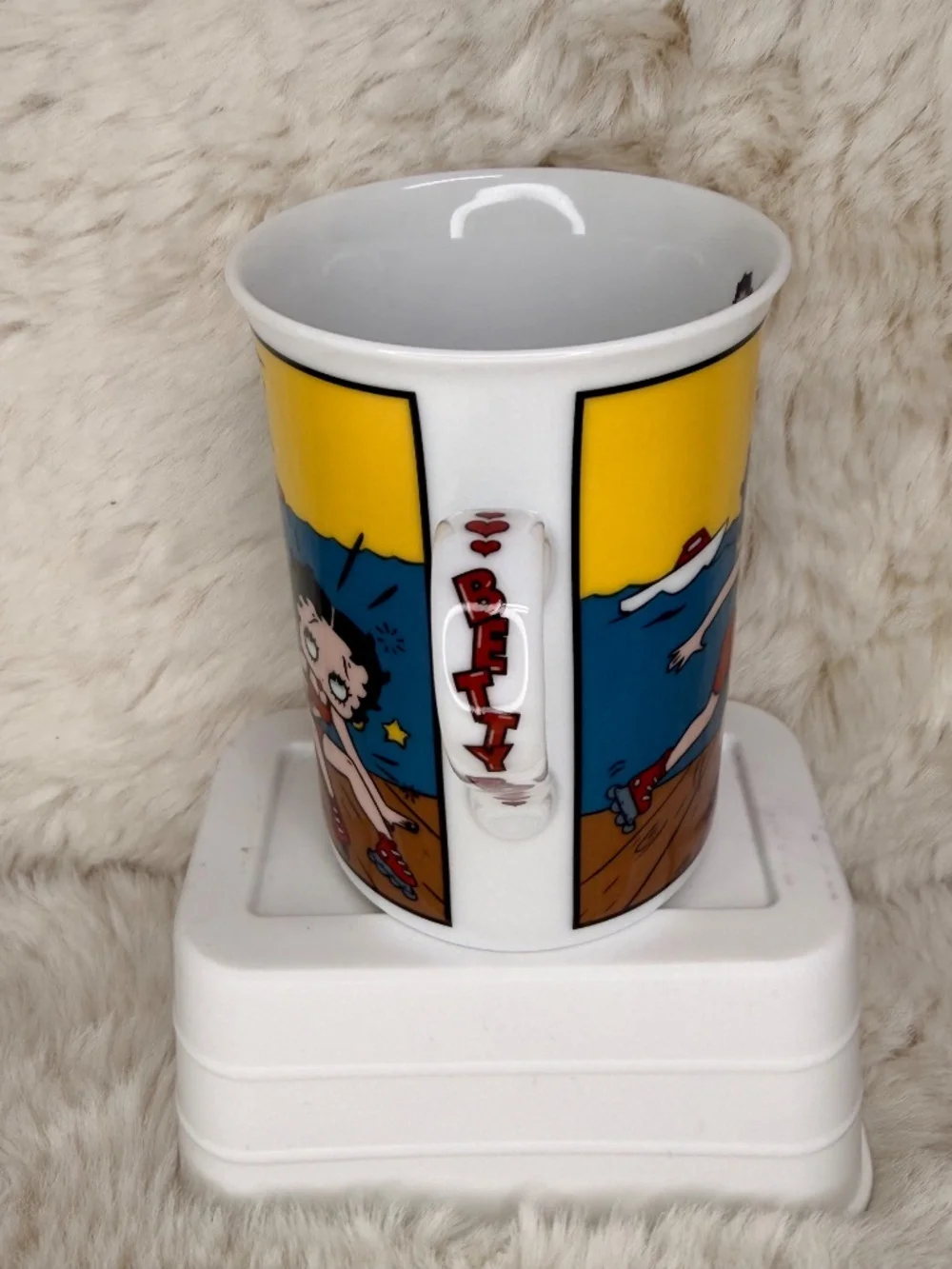 Vintage Betty Boop Roller Skate Coffee Mug Sailboat Boardwalk Cartoon Cup